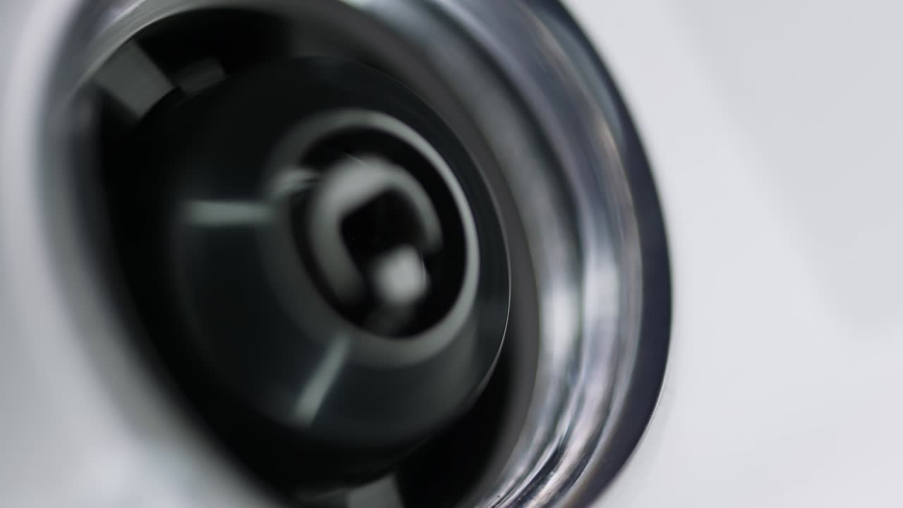 cassette de audio vintage de cerca. mecanismo de rebobinado. jugador de audio portátil.