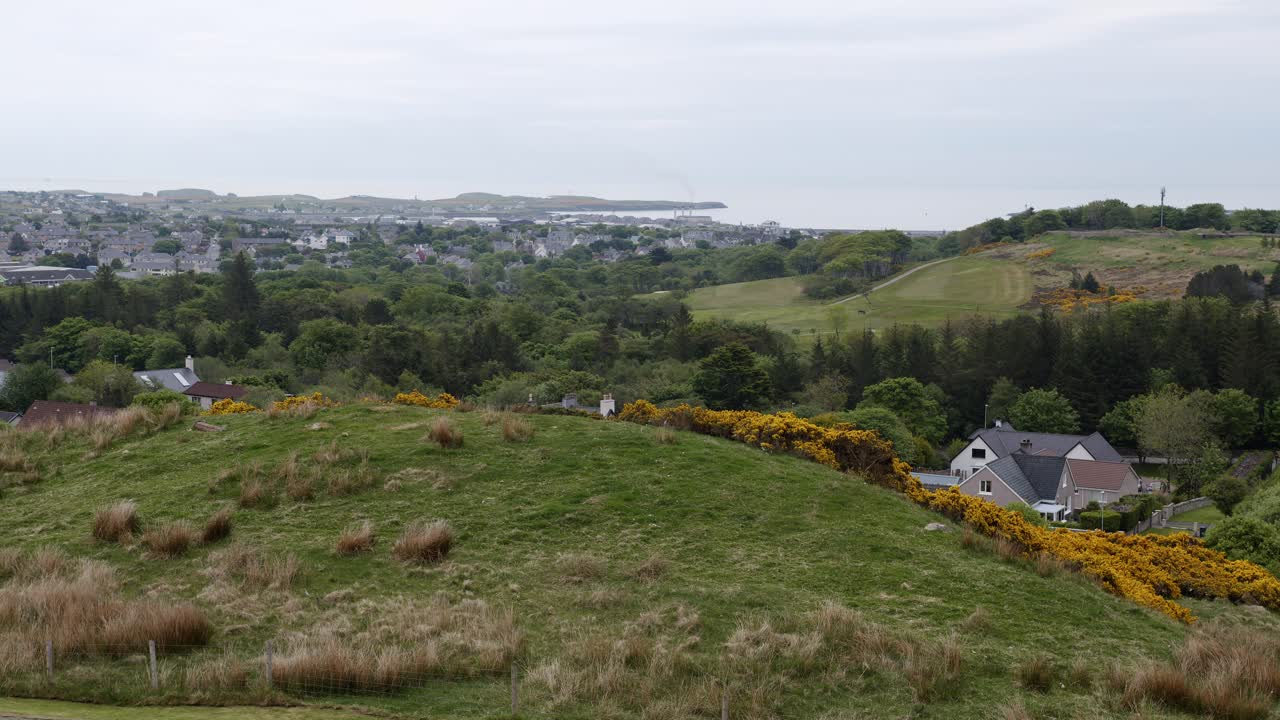 작은 바 ⁇ 가 마을인 스토르노웨이의 사진