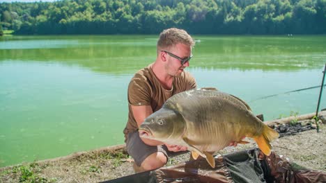 Pescador-Con-Carpa-En-La-Mano