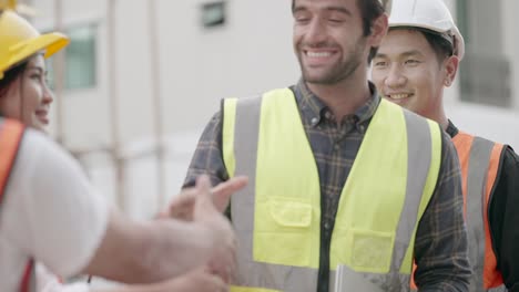 el ingeniero civil profesional estrecha la mano con el contratista del equipo y el capataz después de reunirse o hablar y explicar el modelo de construcción de viviendas o llegar a un acuerdo en el plan o en la forma de trabajo.