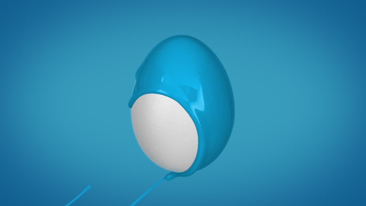 huevo de pascua pintado de azul claro por salpicaduras de tinte en cámara lenta y macro