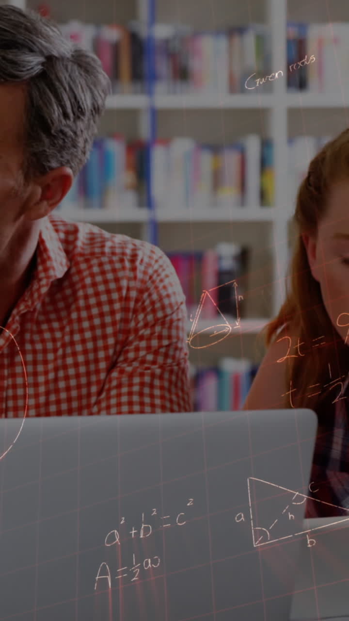 animación de ecuaciones matemáticas sobre maestros varones y escolares que usan computadoras portátiles en el aula