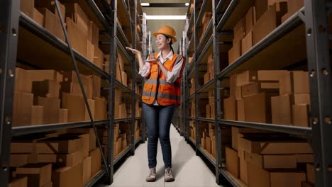 trabajador de almacén inspeccionando el inventario