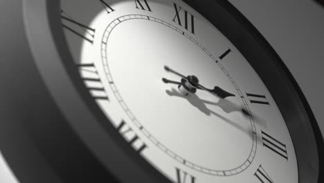 reloj latino en el lapso de tiempo en la pared blanca