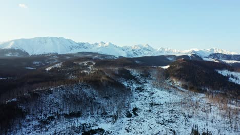 Mañana-En-Las-Montañas-Tatra-Con-Picos-Blancos-Y-Laderas-Forestales,-Antena