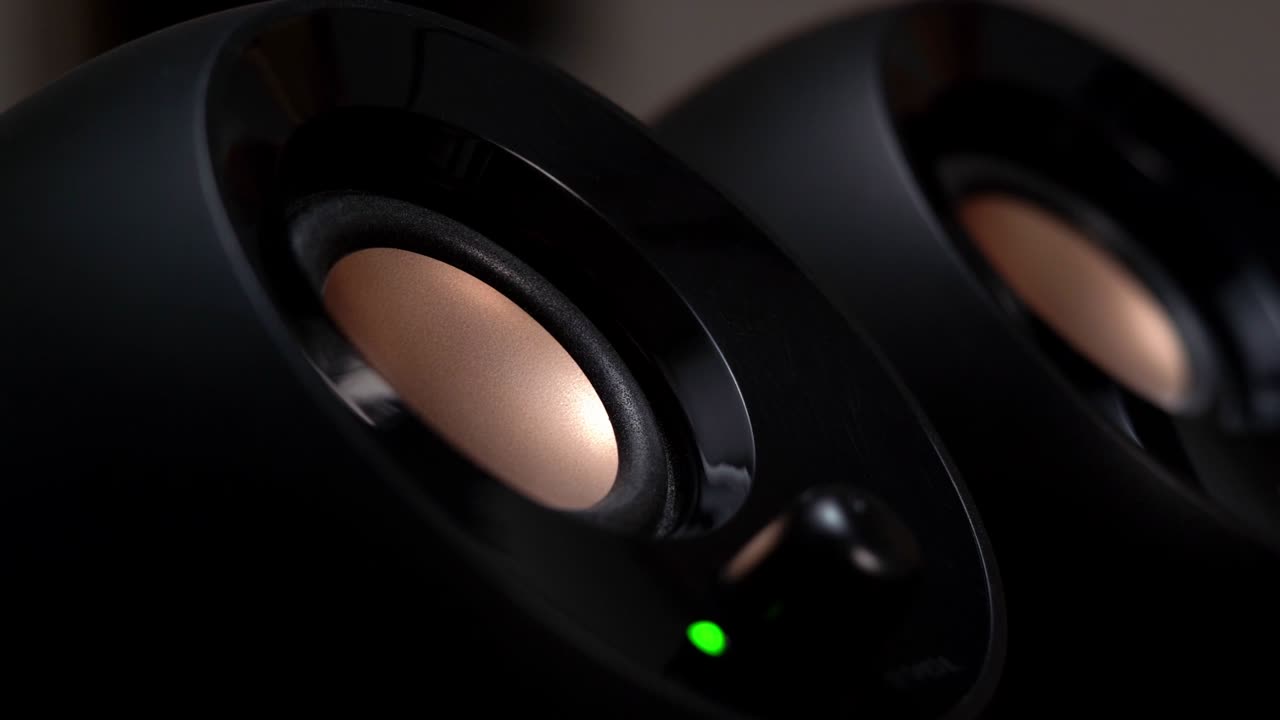 movimiento de la cámara en altavoces de sonido negro. acercamiento de la vibración altavoz de música de sonido fuerte. subwoofer acústico