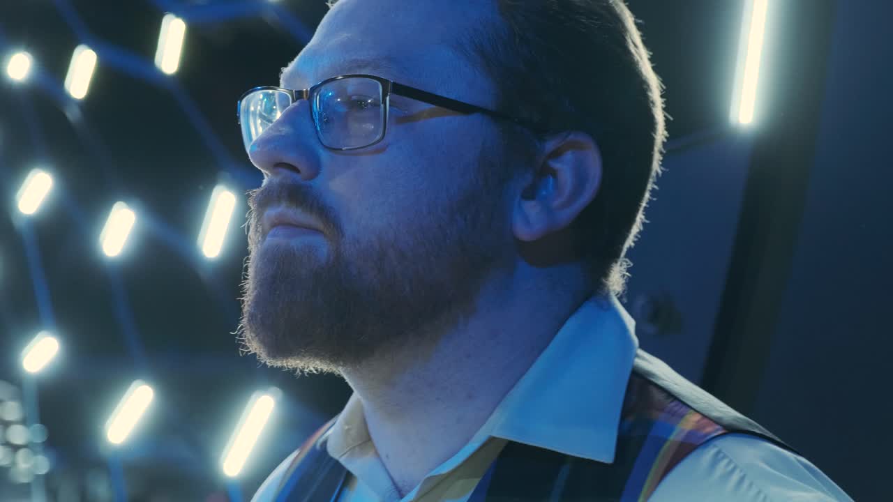 il batterista di rock suona musica in concerto.