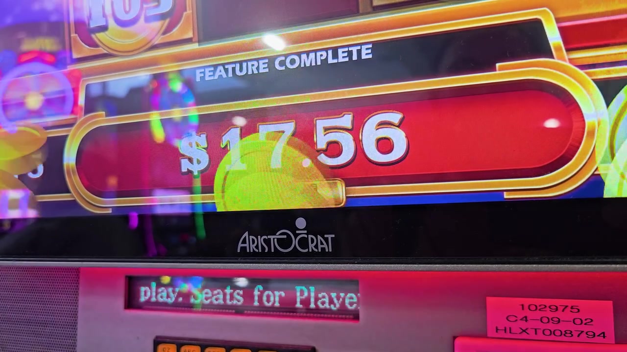 Schermata luminosa di crediti di slot machine digitale con numeri vincenti, riflessi lucidi, luci LED colorate e grafica celebrativa da casinò per contenuti video di gioco d'azzardo e arcade