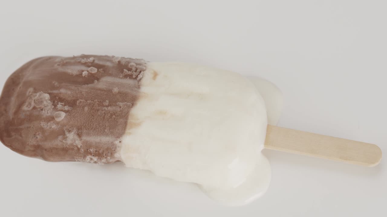 шоколадные палочки с мороженым тают.