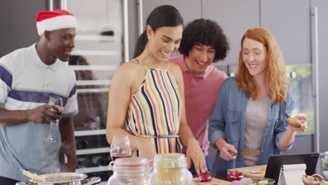un grupo feliz de amigos diversos cocinando la cena en la cocina juntos