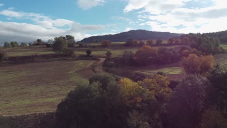 Vista-Aérea-Panorámica-De-Las-Montañas-De-Montserrat-Y-Marganell-En-Barcelona-Con-Vibrantes-Colores-De-Otoño