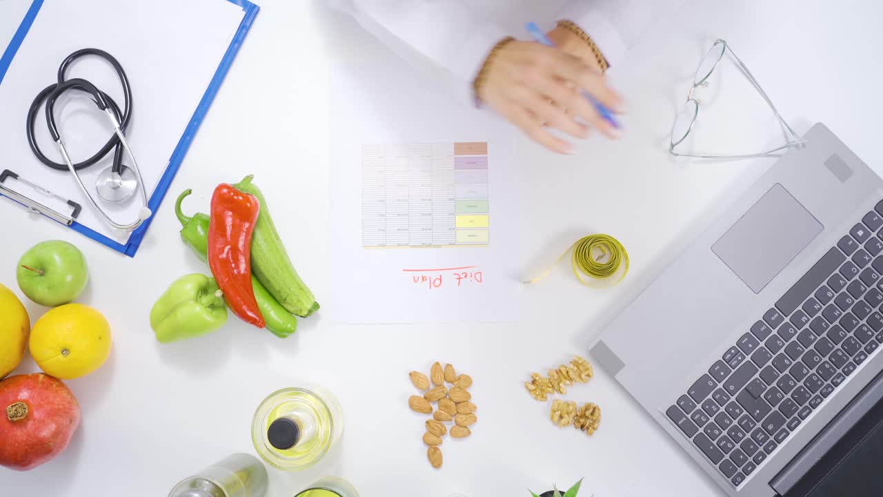 una nutricionista profesional prepara una dieta nutricional en su oficina.