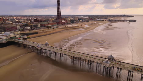 Vista-Aérea-De-La-Torre-De-Blackpool-Y-Del-Paseo-Marítimo-En-La-Zona-Central-De-Blackpool