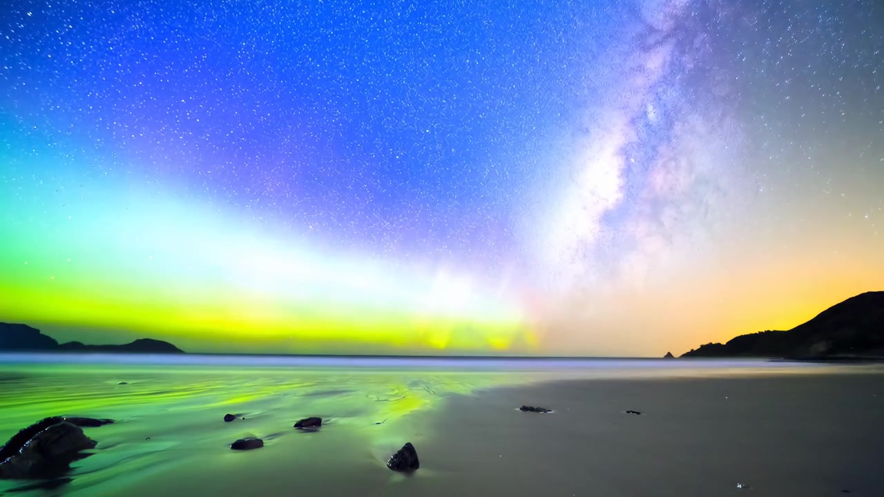 Fantastisk nordlys over en rolig strand om natten