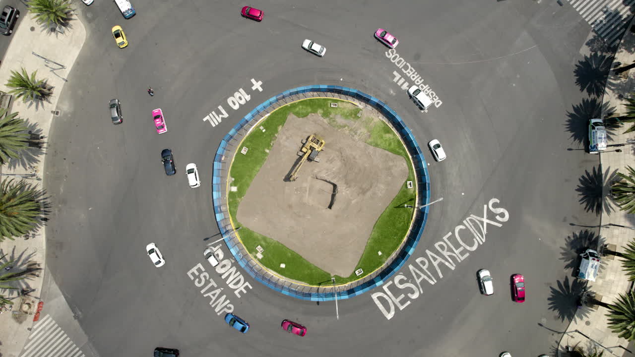 toma aérea giratoria de la demanda de justicia social en méxico con poco tráfico vehicular en el paseo de la reforma