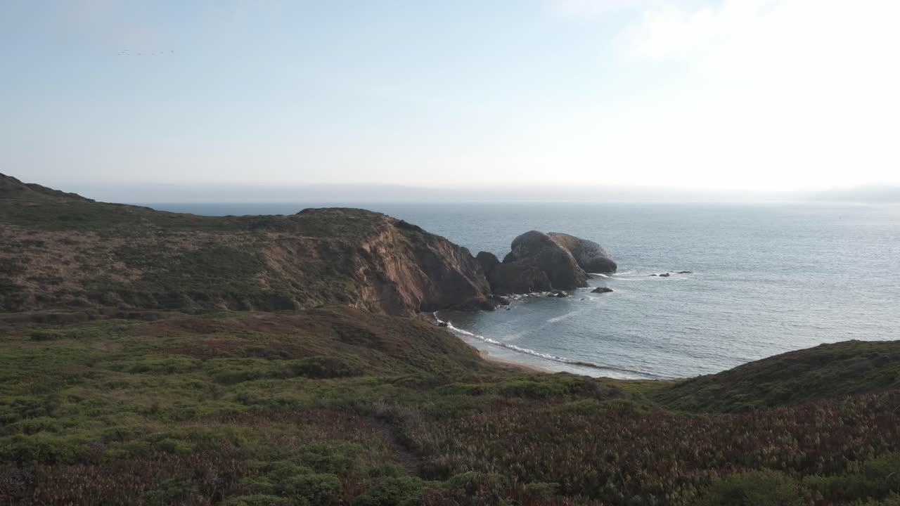캘리포니아 주 사우살리토의 마린 헤드랜드 (marin headlands) 는 울창한 초록색과 해안 절벽으로 둘러싸인 거대한 언덕과 태평양의 광경을 보여줍니다.