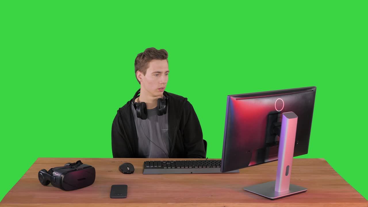 게임 플레이어가 게임을 하고 그린 스크린, 크로마 키에서 패배합니다.