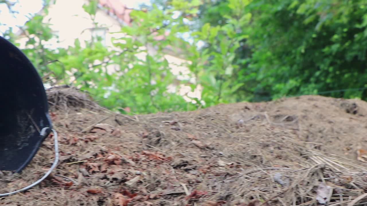 toma panorámica de un montón de estiércol listo para fertilizar el suelo