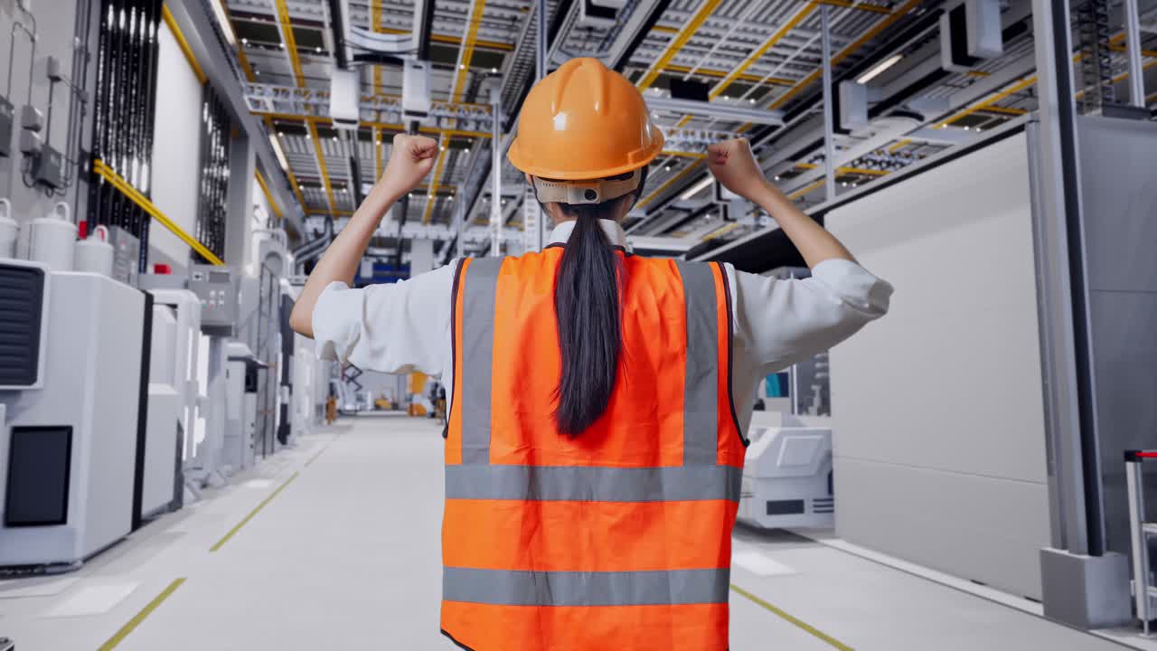 현대 공장에서 축하하는 엔지니어