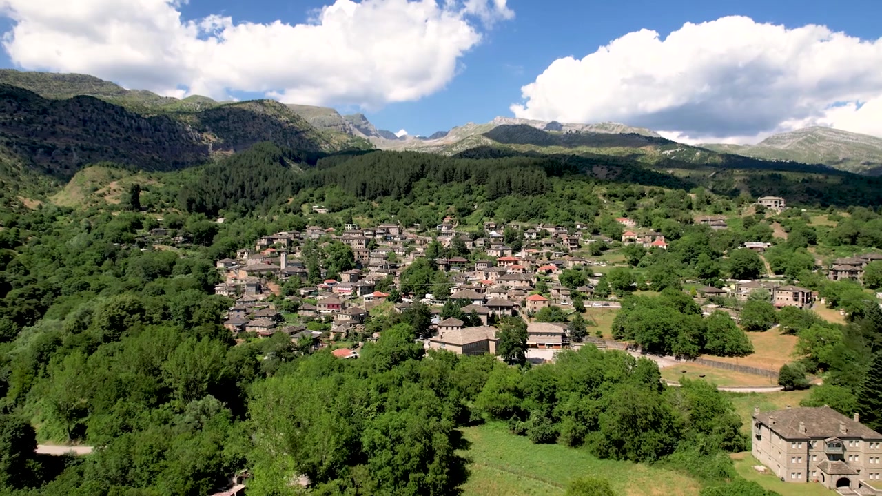 Villaggio di Skamneli a Zagorochoria, Grecia, paesaggio aereo, inquadratura ampia, natura di Zagorochoria nell'Epiro, Grecia