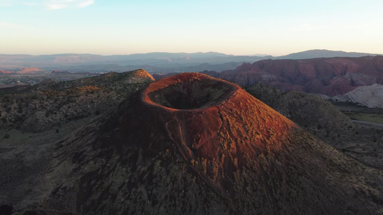 미국 유타 주 워싱턴 카운티의 일몰에 있는 산타 클라라 화산의 공중 전망 - 드론 샷