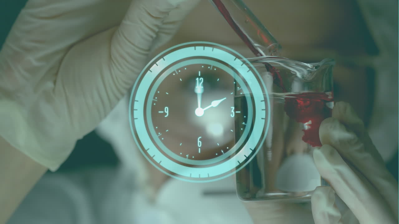 animación de reloj de neón que hace tic-tac sobre una científica caucásica que trabaja en un laboratorio