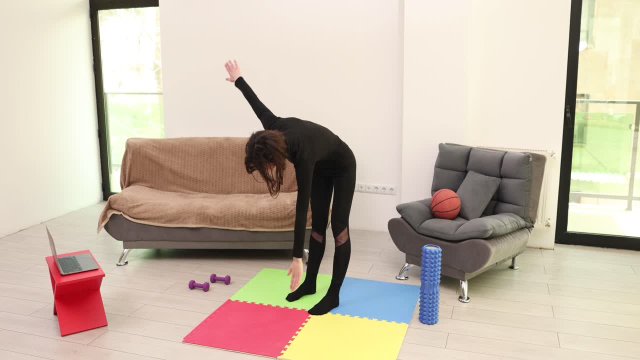 mujer haciendo ejercicio en casa