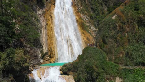 Aéreo:-Turistas-En-La-Hermosa-Cascada-El-Chiflon-En-México,-Vista-4k