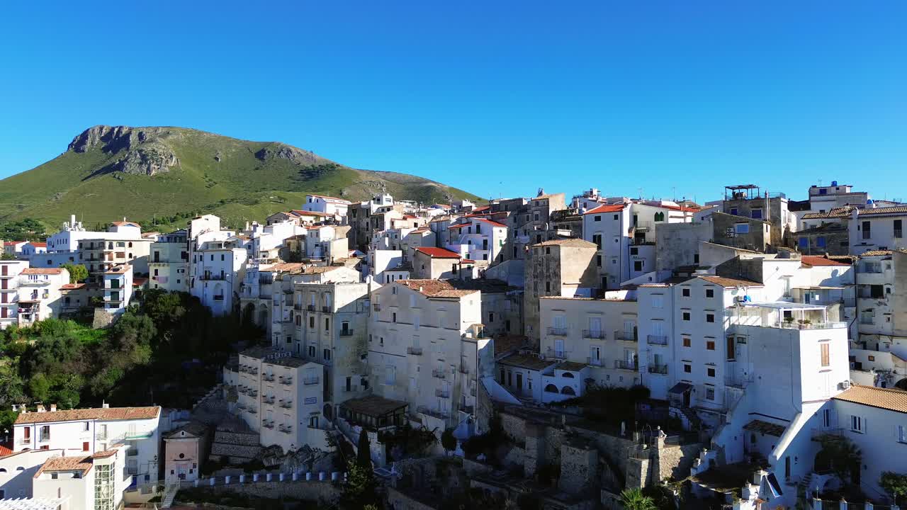 스페를롱가 해안 마을의 공중 도, 활기찬 지중해 전망과 이탈리아의 역사적인 매력을 보여줍니다.