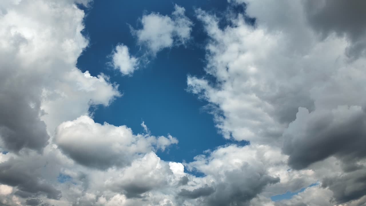 nubes en movimiento en el cielo azul vídeo de lapso de tiempo