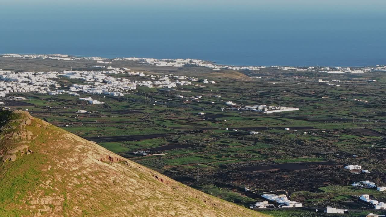 Vista escénica del paisaje de Lanzarote desde la cima de una colina en España.