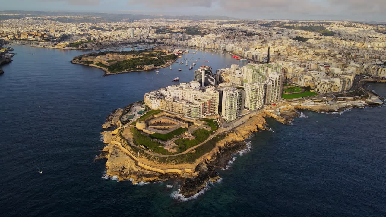 Vista aerea da drone di Tigne Point e della penisola di Sliema con edifici moderni lungo la costa a Malta