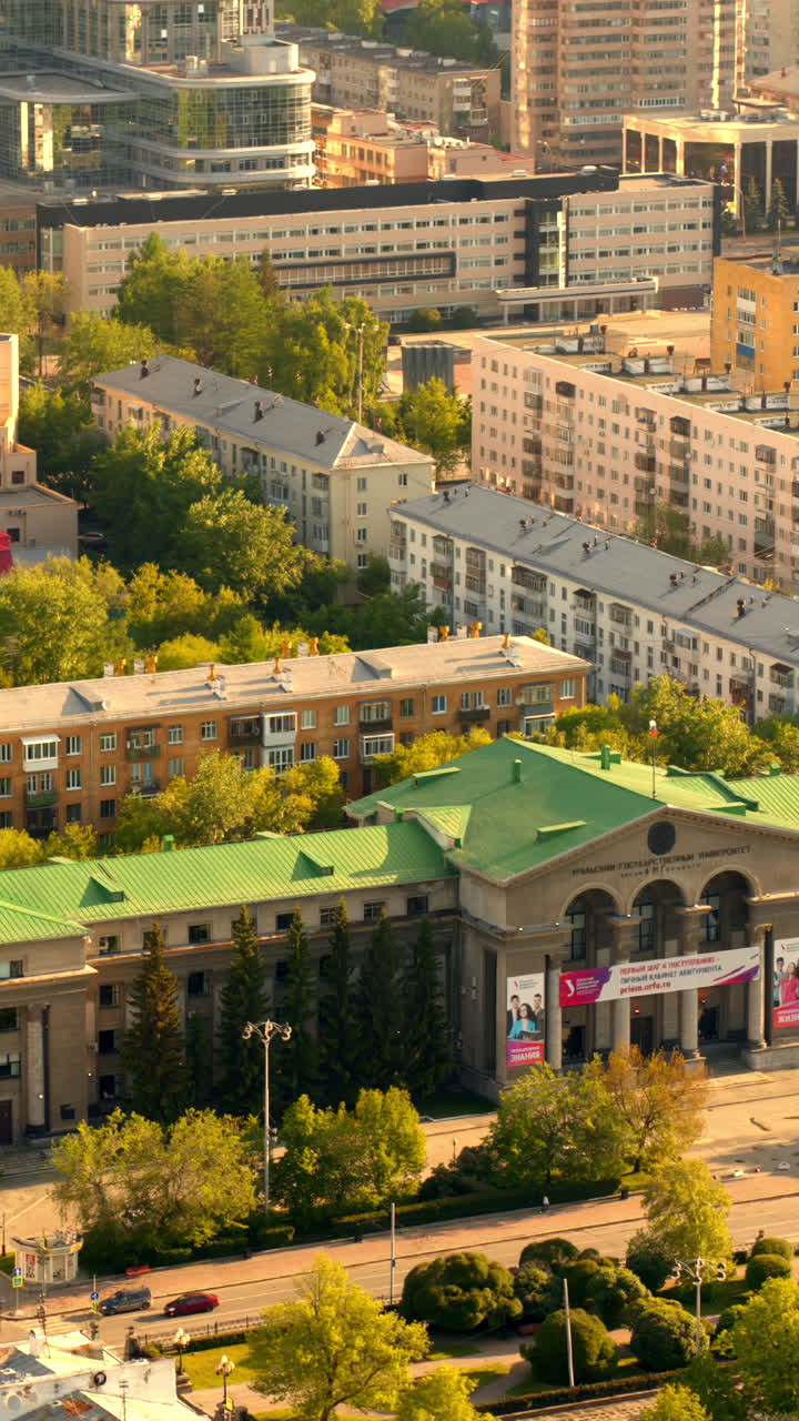 vista del paisaje urbano de la zona urbana con edificios de gran altura y estructuras residenciales