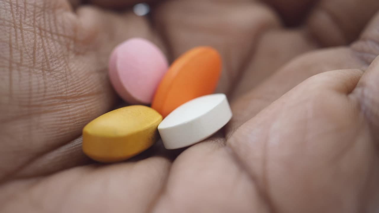 con las píldoras en la mano