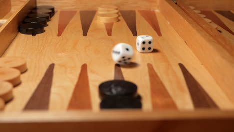 Tirar-Los-Dados-En-Un-Juego-De-Tablero-De-Backgammon