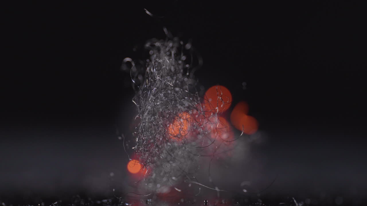 fuego quema lentamente lana de acero con efecto bokeh