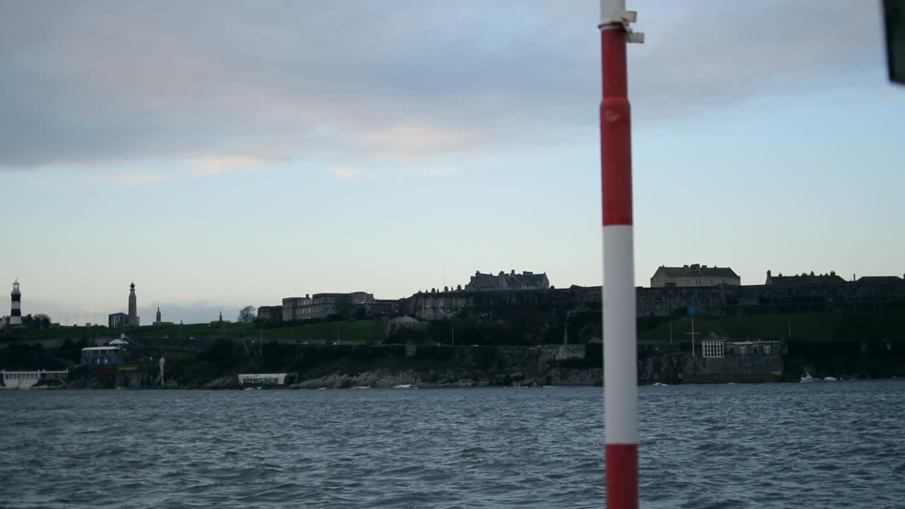 건너편을 보고..