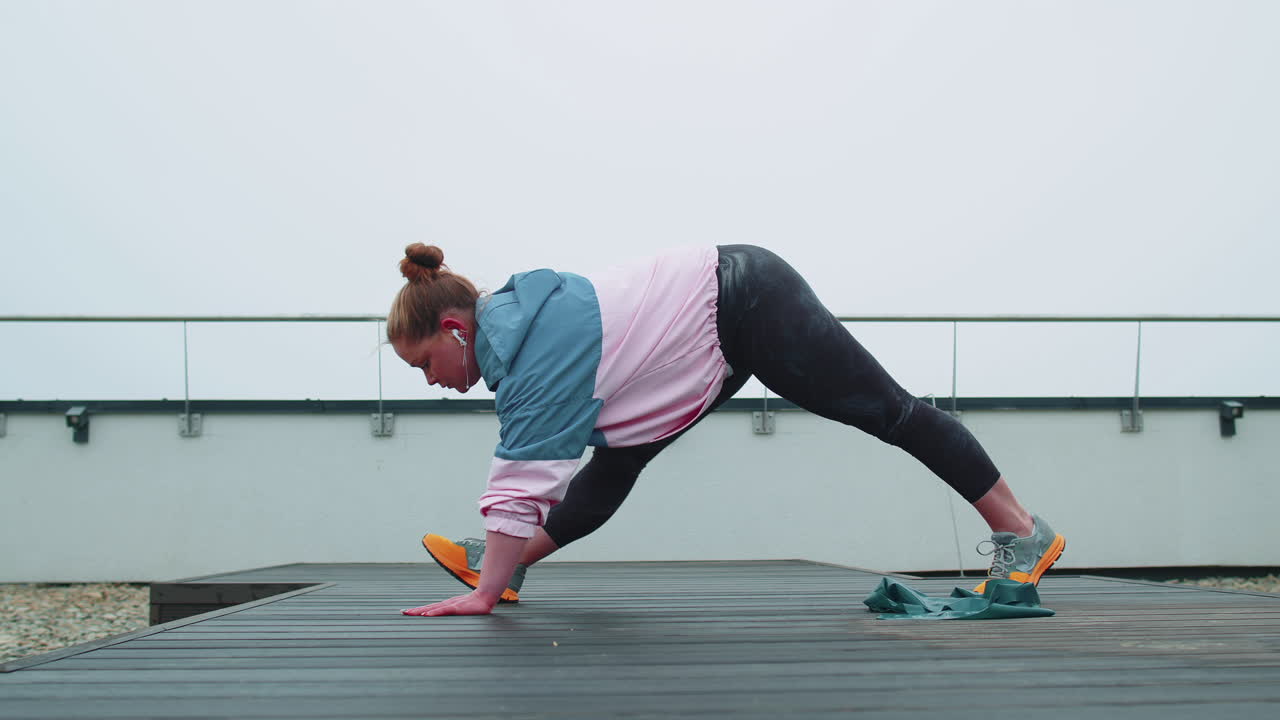 fitness chica haciendo ejercicio entrenamiento cardio sentadillas ejercicios al aire libre, pérdida de peso, quema de grasa