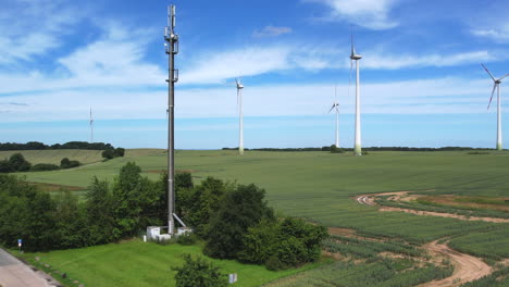 un mástil de radio 5g se encuentra en medio de la naturaleza verde