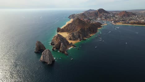 Vista-Aérea-Hacia-El-Cabo-Rocoso-De-Cabo-San-Lucas,-Soleada-Baja-California,-México