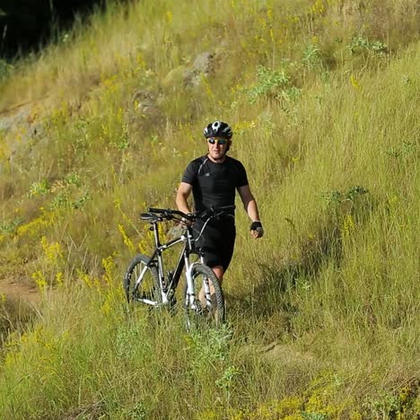 hombre en bicicleta en el camino