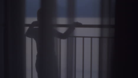 발코니 에서 바다 를 바라보는 아이