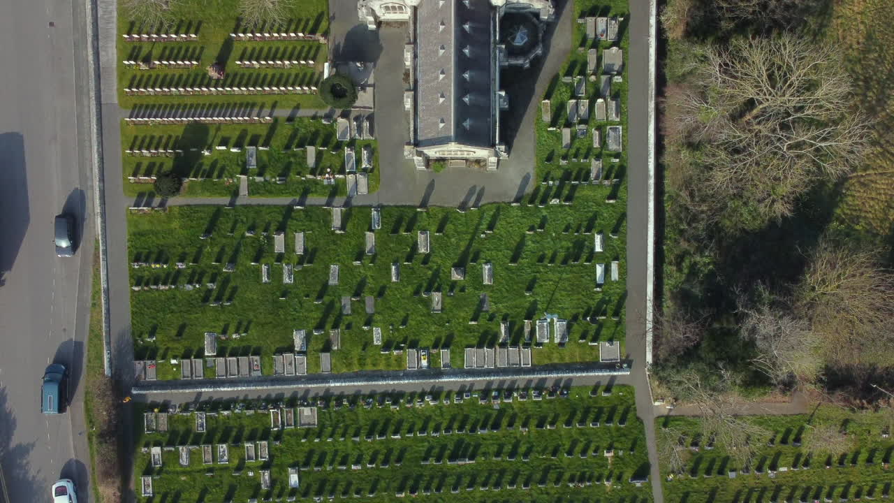 una vista aérea de arriba hacia abajo de la iglesia de mármol en bodelwyddan en una mañana soleada, volando sobre la iglesia y la aguja, denbighshire, norte de gales, reino unido
