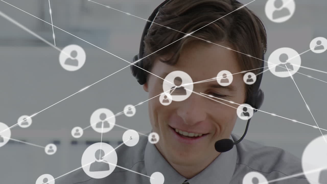 animación de la red de conexiones e iconos sobre un hombre de negocios con auriculares
