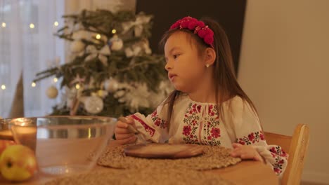 madre e hija preparándose para la celebración de navidad