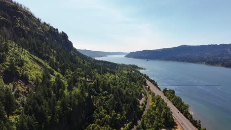 Sobrevuelo-De-Drones-Sobre-Un-Hermoso-Río-A-Lo-Largo-De-Las-Montañas-En-La-Costa-Oeste-De-EE.UU.