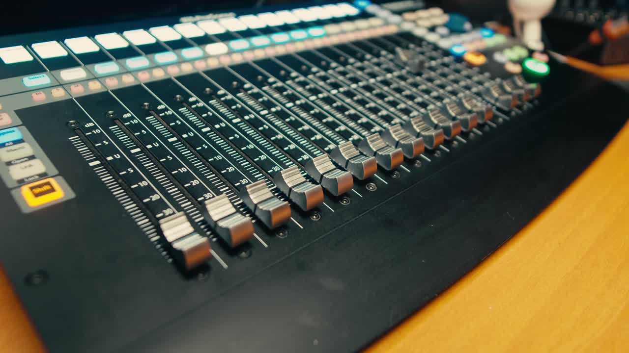 ingeniero de sonido en estudio haciendo música, dj popular asiático trabajando en estudio de radiodifusión o productor de música trabajando en studio de grabación, sala de ensayo, producción de audio.