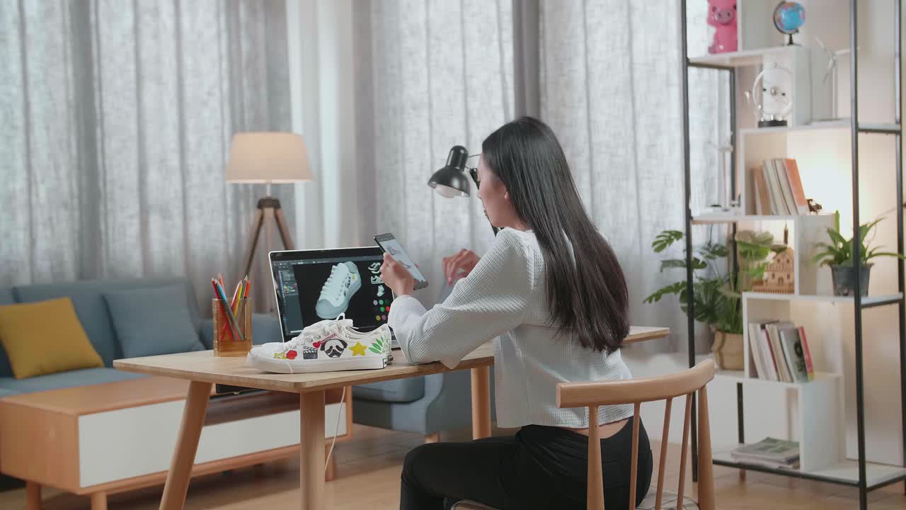 집에서 신발을 디자인하는 여자