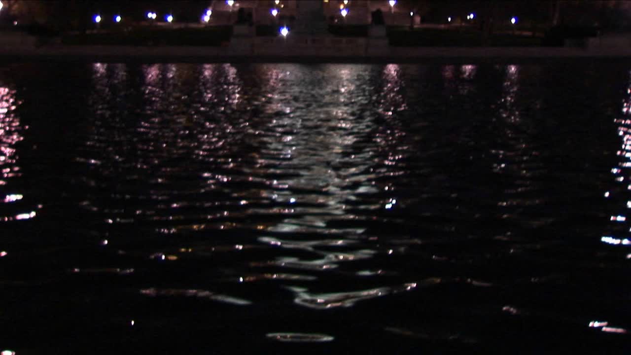 미국 국회 의사당 건물의 조명이 분수에 반사됩니다.