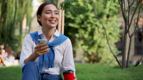 Mujer-Mirando-Su-Teléfono-Inteligente-Al-Aire-Libre